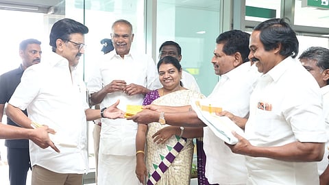  தமிழக முதல்வா் மு.க.ஸ்டாலினை வரவேற்கும் அமைச்சா் பி.கீதாஜீவன். 