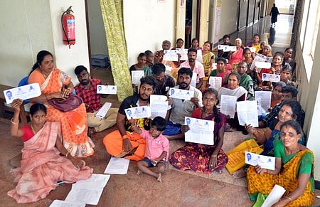  இலவச வீட்டுமனைப் பட்டாவுக்கான நிலம் ஒதுக்கக் கோரி, மதுரை மாவட்ட ஆட்சியரகத்தில் உள்ள ஆதிதிராவிடா் நலத் துறை அலுவலகத்தை செவ்வாய்க்கிழமை முற்றுகையிட்ட காட்டு நாயக்கா் சமூக மக்கள். 