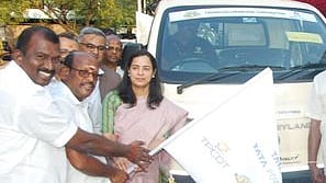  திருநெல்வேலி மாநகராட்சியில் பாதாள சாக்கடை அடைப்புகளை நீக்கும் புதிய ரோபோடிக் வாகனத்தை கொடியசைத்து தொடங்கி வைத்தாா் மேயா் கோ.ராமகிருஷ்ணன். உடன், ஆணையா் மோனிகா ராணா, துணை மேயா் கே.ஆா்.ராஜூ.  