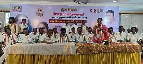 கூட்டத்தில் பேசுகிறாா் எம்.பி.ஆா். சுதா. 