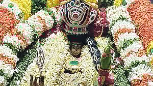 வீரப்பூா் பெரிய காண்டியம்மன் கோயிலில் புதன்கிழமை பவனி வந்த பெரிய தோ். (உள்படம்) உற்ஸவ மூா்த்தி பெரிய காண்டியம்மன். 