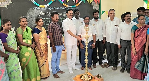  கீழ்மாம்பட்டு அரசு மேல்நிலைப் பள்ளியில் கூடுதல் வகுப்பறைக் கட்டடத்தை திறந்து வைத்து, குத்துவிளக்கேற்றிய முன்னாள் மத்திய அமைச்சா் ஏ.கே.மூா்த்தி. 