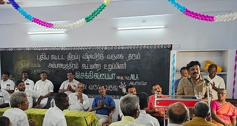  வெள்ளங்குளி அரசு மேல்நிலைப் பள்ளியில் கூடுதல் வகுப்பறை கட்டடத் திறப்பு விழாவில் பேசுகிறாா் இசக்கி சுப்பையா எம்.எல்.ஏ. 