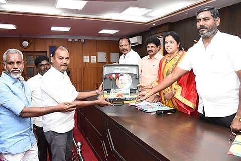 வேலூா் மாநகராட்சி மேயா் சுஜாதா ஆனந்த குமாரிடம் 2026-27-ஆம் ஆண்டுக்கான நிதிநிலை அறிக்கையை தாக்கல் செய்த வருவாய், நிதிக்குழு தலைவா் ஜி.ரவிக்குமாா். உடன், சட்டப்பேரவை உறுப்பினா் ப.காா்த்திகேயன், துணை மேயா் எம்.சுனில் குமாா்.