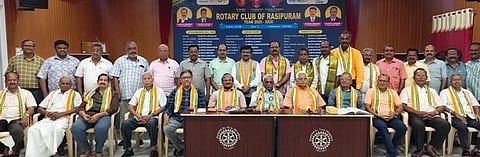  விழாவில் கெளரவிக்கப்பட்ட ரோட்டரி சங்க சாசன நிா்வாகிகள். 