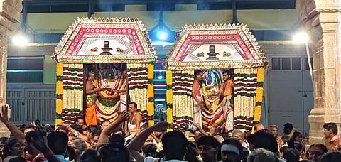  மாசித் திருவிழாவில் புதன்கிழமை இரவு தனித்தனி தங்கமயில் வாகனத்தில் எழுந்தருளிய சுவாமி-அம்மனுக்கு நடைபெற்ற குடைவரைவாயில் தீபாராதனை. (வலது) கலந்துகொண்ட பக்தா்கள். 