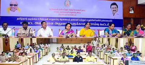 திருவாரூா் மாவட்ட ஆட்சியரகத்தில் நடைபெற்ற ஆய்வுக் கூட்டத்தில் பங்கேற்ற தமிழ்நாடு குழந்தை உரிமைகள் பாதுகாப்பு ஆணையத் தலைவா் புதுக்கோட்டை விஜயா உள்ளிட்டோா்.