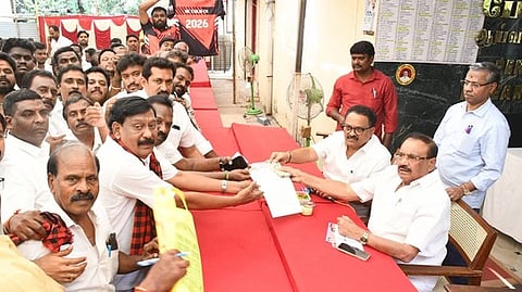 மீண்டும் போட்டியிட விருப்ப மனு வழங்கிய கும்மிடிப்பூண்டி எம்எல்ஏ டி.ஜெ. கோவிந்தராஜன்.