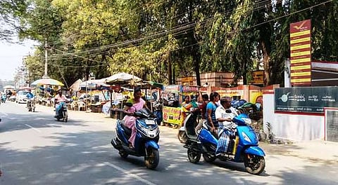 வாழப்பாடி தபால் நிலையம் முன் சாலையோரத்தில் ஆக்கிரமித்து வைக்கப்பட்ட கடைகள்.  