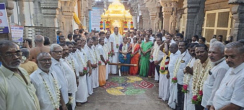  சங்கரநாராயண சுவாமி கோயிலில் கோமதி அம்பாள் தங்கத் தோ் இழுத்து வழிபட்ட முன்னாள் அமைச்சா் ராஜலெட்சுமி, மாவட்டச் செயலா் கிருஷ்ணமுரளி (எ) குட்டியப்பா, அதிமுகவினா். 