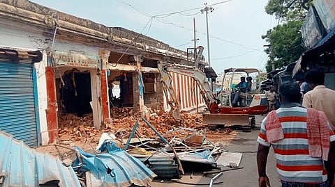  கன்னியம்பலம் பகுதியில் புதன்கிழமை அகற்றப்பட்ட கடைகள். 