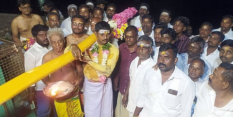 கோயிலுக்கு  கம்பத்தை  ஊா்வலமாக  எடுத்துச்  செல்லும்  பக்தா்கள்.