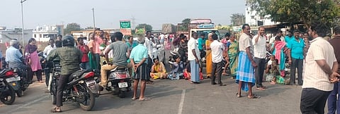  வேடசந்தூா் அருகே கழிவுநீா்க் கால்வாயை சீரமைக்க வலியுறுத்தி, புதன்கிழமை சாலை மறியலில் ஈடுபட்ட பொதுமக்கள். 