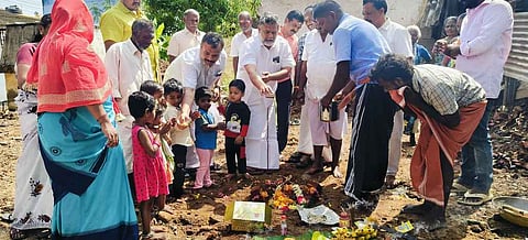  அடிக்கல் நாட்டிய கடையநல்லூா் நகா்மன்றத் தலைவா் ஹபீபுர்ரஹ்மான். 