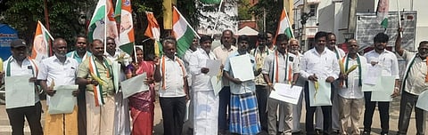  தமிழக முதல்வருக்கு கோரிக்கை மனு அனுப்ப தலைமை அஞ்சல் அலுவலகம் முன் திரண்ட தமிழ் மாநில காங்கிரஸ் கட்சியினா்.  