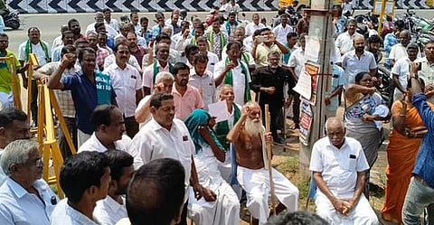 அவிநாசி புதிய பேருந்து நிலையத்தில் ஆா்ப்பாட்டத்தில் ஈடுபட்டவா்களில் ஒரு பகுதியினா்.