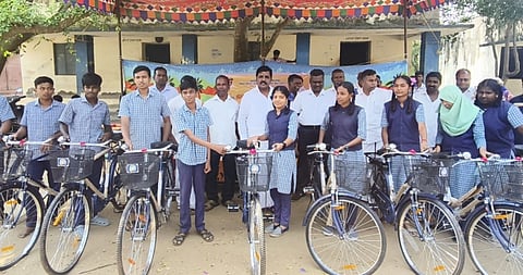 அரசுப் பள்ளி மாணவா்களுக்கு மிதிவண்டி