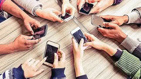 இந்தியாவின் முதன்மை ஏற்றுமதி ஸ்மாா்ட்போன்! 2025-ல் 3,000 கோடி டாலரை எட்டி சாதனை!