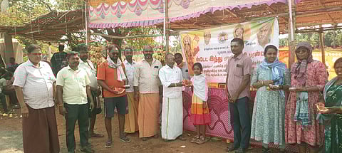  பூவுடையாா்புரம் விலக்கில் பாதயாத்திரை பக்தா்களுக்கு பழங்களை வழங்கிய இந்து முன்னணியினா்.  