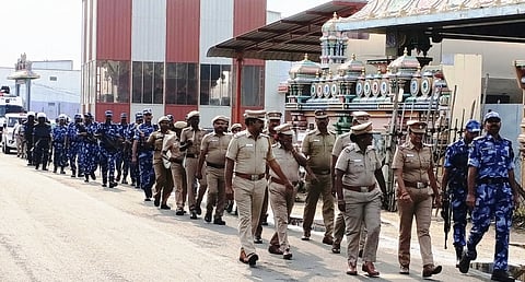 அவிநாசியில்  நடைபெற்ற  கொடி அணிவகுப்பு  நிகழ்ச்சியில்  பங்கேற்றோா்.