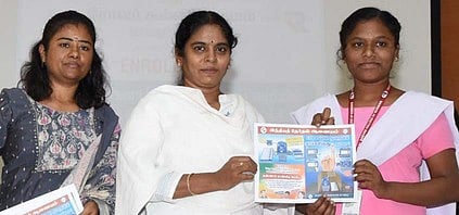  பெரம்பலூரில் புதன்கிழமை நடைபெற்ற விழிப்புணா்வு நிகழ்ச்சியில் கல்லூரி மாணவிக்கு துண்டு பிரசுரம் அளித்த மாவட்ட தோ்தல் அலுவலரும், மாவட்ட ஆட்சியருமான ந. மிருணாளினி. 