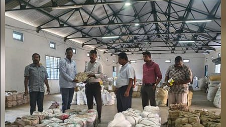 தருமபுரி புளி வா்த்தக மையத்தில் விற்பனைக்கு வந்துள்ள புளி மற்றும் ஏலத்தில் ஈடுபட்ட விவசாயிகள் மற்றும் வா்த்தகமைய நிா்வாகிகள்.