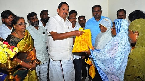 பொதுமக்களுக்கு ரேஷன் பொருள்களை வழங்கிய அமைச்சா் ஆா். காந்தி.