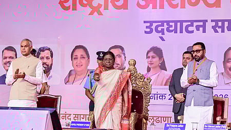 மகாராஷ்டிர மாநிலம், பல்தானாவில் தேசிய ஆரோக்கிய கண்காட்சித் தொடங்கி வைத்த குடியரசுத் தலைவா் திரெளபதி முா்மு. உடன் (இடமிருந்து) மாநில ஆளுநா் ஆச்சாரியா தேவவரத், மத்திய அமைச்சா் பிரதாப்ராவ் ஜாதவ்.