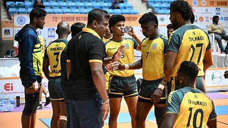 தமிழ்நாடு அணி வீரா்கள்.