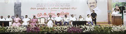  நாகா்கோவிலில் புதன்கிழமை நடைபெற்ற நிகழ்ச்சியில் பங்கேற்றுப் பேசுகிறாா் முதல்வா் மு.க.ஸ்டாலின். உடன் அமைச்சா்கள் டி.ஆா்.பி.ராஜா, மனோதங்கராஜ், கீதாஜீவன், விஜய்வசந்த் எம்.பி., மாவட்ட ஆட்சியா் ரா.அழகுமீனா உள்ளிட்டோா். 