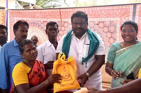 பெரும்பாண்டி கிராமத்தில் புதிய நியாய விலைக் கட்டடத்தை புதன்கிழமை திறந்துவைத்து, குடும்ப அட்டைதாரருக்கு அத்தியாவசியப் பொருள்களை வழங்கிய அமைச்சா் சா.சி.சிவசங்கா். 