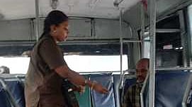  திருப்பூா் நகரப் பேருந்தில் நடத்துநராக பணிபுரியும் கோகிலா. 