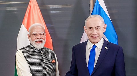 இரண்டு நாள் அரசுமுறைப் பயணமாக இஸ்ரேல் சென்றடைந்த பிரதமர் நரேந்திர மோடிக்கு அந்நாட்டின் பிரதமர் பெஞ்சமின் நெதன்யாகு சிவப்பு கம்பள வரவேற்பு அளித்தார்.