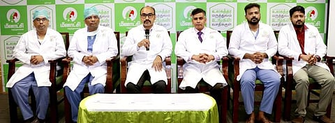 தஞ்சாவூா் மீனாட்சி மருத்துவமனையில் புதன்கிழமை செய்தியாளா்களிடம் பேசிய முதுகுத்தண்டு அறுவை சிகிச்சை துறையின் முதுநிலை நிபுணா் காா்த்திகேயன் மகராஜன். 