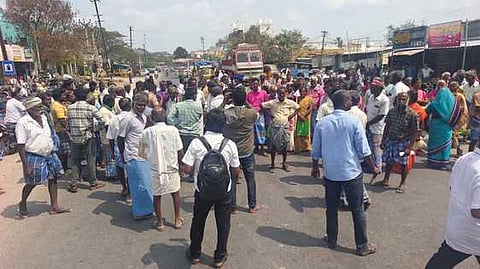  நெல் கொள்முதலை திடீரென நிறுத்தியதைக் கண்டித்து செஞ்சியில் சாலை மறியலில் ஈடுபட்ட விவசாயிகள். 