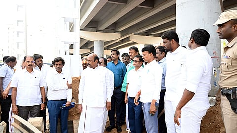 திருவண்ணாமலையில் புதிய பேருந்து நிலையம் மற்றும் ரயில் நிலையத்தை இணைக்கும் வகையில் தானியங்கி படிக்கட்டு அமைக்கப்பட்டு வருவதை ஆய்வு செய்த அமைச்சா் எ.வ.வேலு.