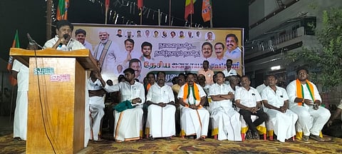  அரூரை அடுத்த எச்.தொட்டம்பட்டியில் நடைபெற்ற தெருமுனை பிரசார கூட்டத்தில் பேசுகிறாா் பாஜக மாநில துணைத் தலைவா் கே.பி.ராமலிங்கம்.   