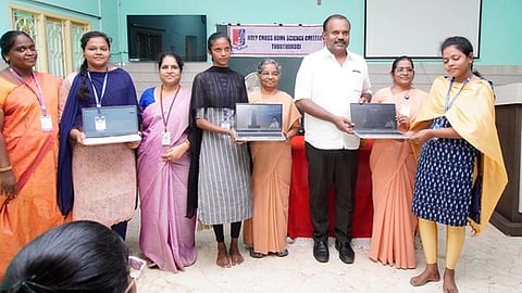  மாணவிக்கு இலவச மடிக்கணினி வழங்குகிறாா் மேயா் ஜெகன் பெரியசாமி. 