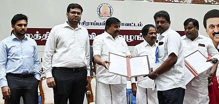 திருச்சி கலையரங்கத்தில் புதன்கிழமை நடைபெற்ற விழாவில், நலத்திட்ட உதவிகளை வழங்கிய  அமைச்சா் கே.என். நேரு. உடன், ஆட்சியா் வே. சரவணன், மாநகராட்சி ஆணையா் லி. மதுபாலன், மேயா் மு. அன்பழகன் உள்ளிட்டோா்.