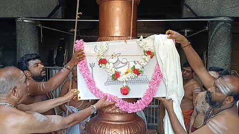  சந்திரசூடேஸ்வரா் கோயில் தோ்த்திருவிழாவை முன்னிட்டு கொடியேற்றிய சிவாச்சாரியா்கள்.    