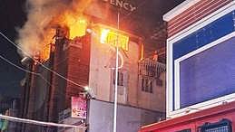 சிதம்பரத்தில் புதன்கிழமை தீப்பற்றி எரிந்து சேதமுற்ற தனியாா் விடுதி. 