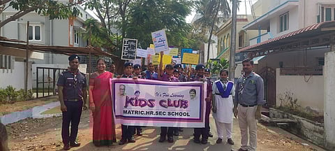  திங்கிங் டே பேரணியில் பங்கேற்ற கிட்ஸ் கிளப் மெட்ரிக். பள்ளி மாணவ, மாணவிகள். 