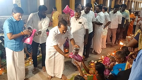 திருவிளக்கு பூஜையை தொடங்கி வைத்து, புடவை உள்ளிட்ட பொருள்களை வழங்கும் அதிமுக மாவட்டச் செயலாளா் எஸ். பவுன்ராஜ்.