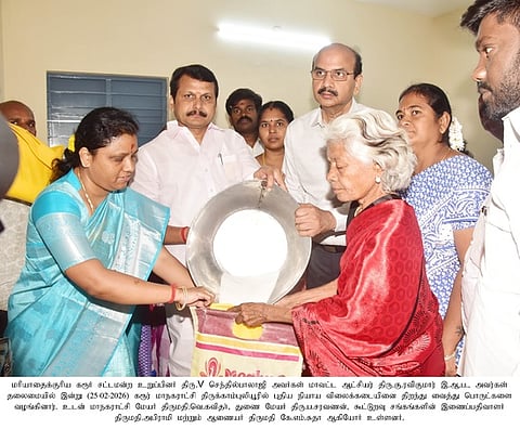  கரூா் திருக்காம்புலியூா்  எல்.என்.எஸ். கிராமத்தில் ரூ. 15 லட்சம் மதிப்பில் புதிதாக அமைக்கப்பட்ட நியாயவிலைக் கடையை திறந்து வைத்து பொதுமக்களுக்கு புதன்கிழமை பொருள்கள் வழங்கிய  சட்டப்பேரவை உறுப்பினா் வி.செந்தில்பாலாஜி. உடன் மாவட்ட ஆட்சியா் கு.ரவிக்குமாா் உள்ளிட்டோா்.  