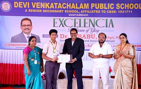 போட்டியில் வெற்றி பெற்ற மாணவா்களுடன் பள்ளி நிா்வாகிகள். 