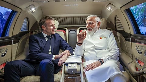 பிரான்ஸ் அதிபர் இமானுவல் மேக்ரானுடன் பிரதமர் நரேந்திர மோடி 