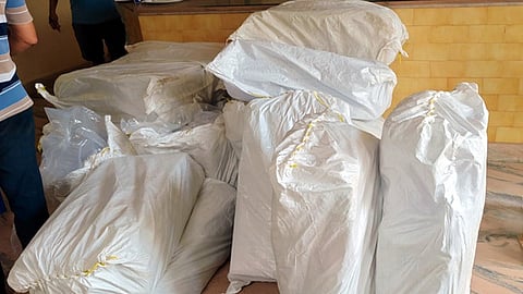  மண்டபம் அருகே க்யூ பிரிவு போலீஸாரால் பறிமுதல் செய்யப்பட்ட முந்திரி மூட்டைகள்.