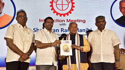 கோவை கொடிசியாவில்  நடைபெற்ற கலந்துரையாடல்  நிகழ்ச்சியில் பங்கேற்று தொழில் துறையினருக்கான தகவல் கையேட்டை வெளியிடுகிறாா் மத்திய அமைச்சா் ஜிதன் ராம் மாஞ்சி.