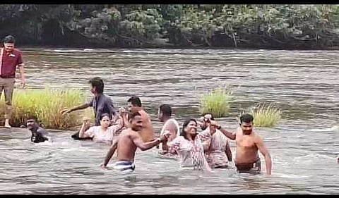 பெரிங்கல்குத்து  ஆற்றில் சிக்கியவா்களை மீட்க வனத் துறையினா்.