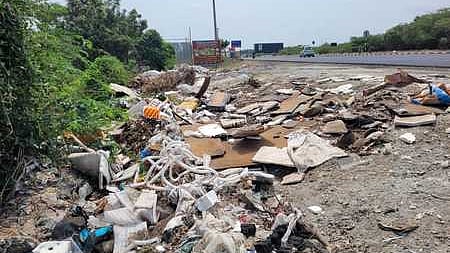  மதுரை விரகனூா் சுற்றுச் சாலையிலிருந்து ராமேசுவரத்துக்குச் செல்லும் நெடுஞ்சாலையோரத்தில் கொட்டப்பட்டுள்ள குப்பைகள், கட்டடக் கழிவுகள்.